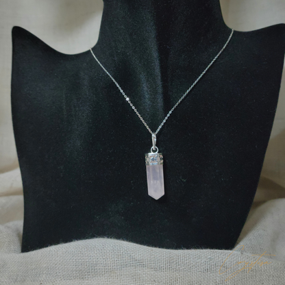 Pendentif en Quartz Rose: Le Joyau de l’Amour et de la Sérénité