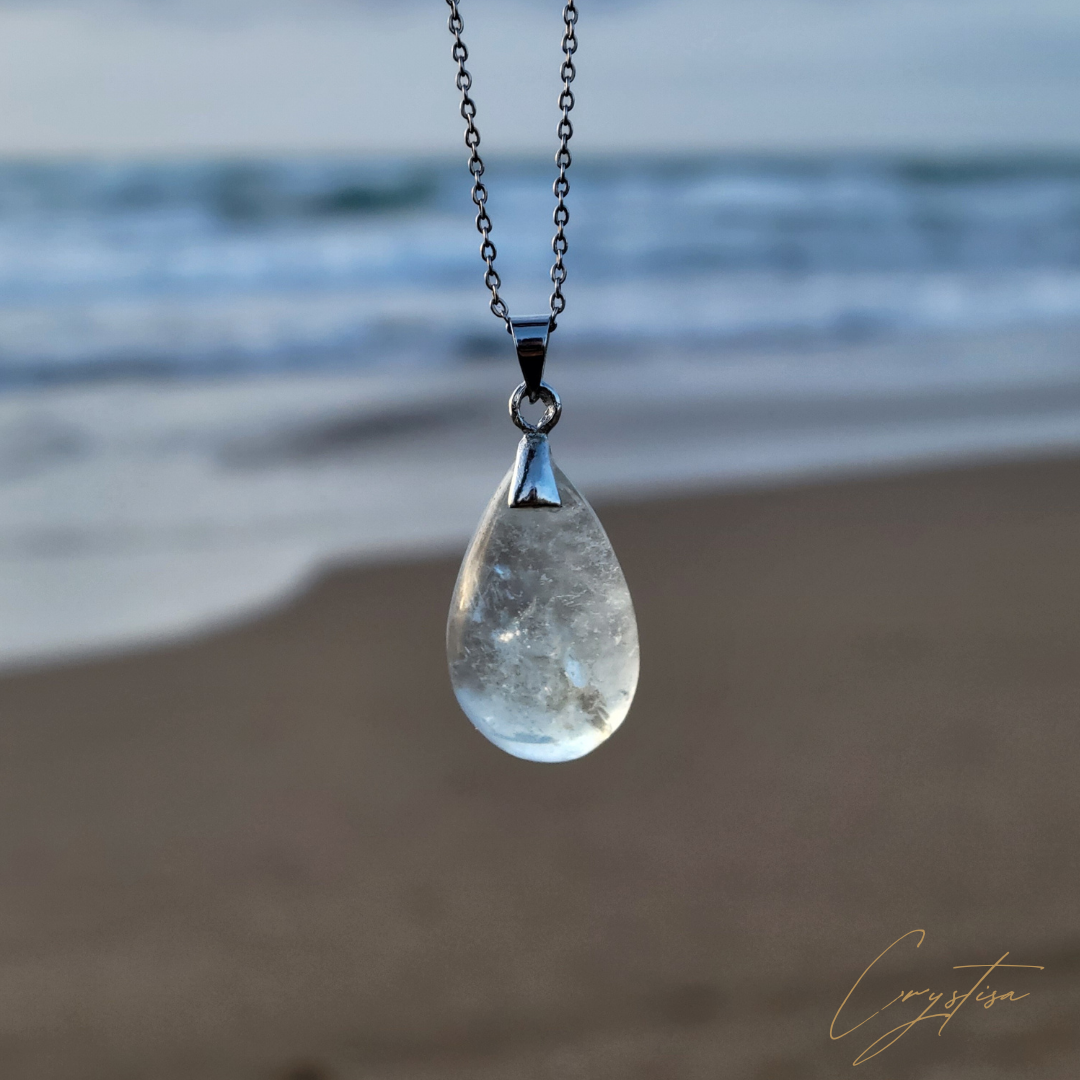 Pendentif en Fluorite Bleue: Goutte de Pureté et de Sagesse