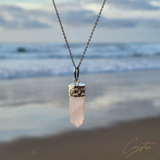 Pendentif en Quartz Rose: Le Joyau de l’Amour et de la Sérénité